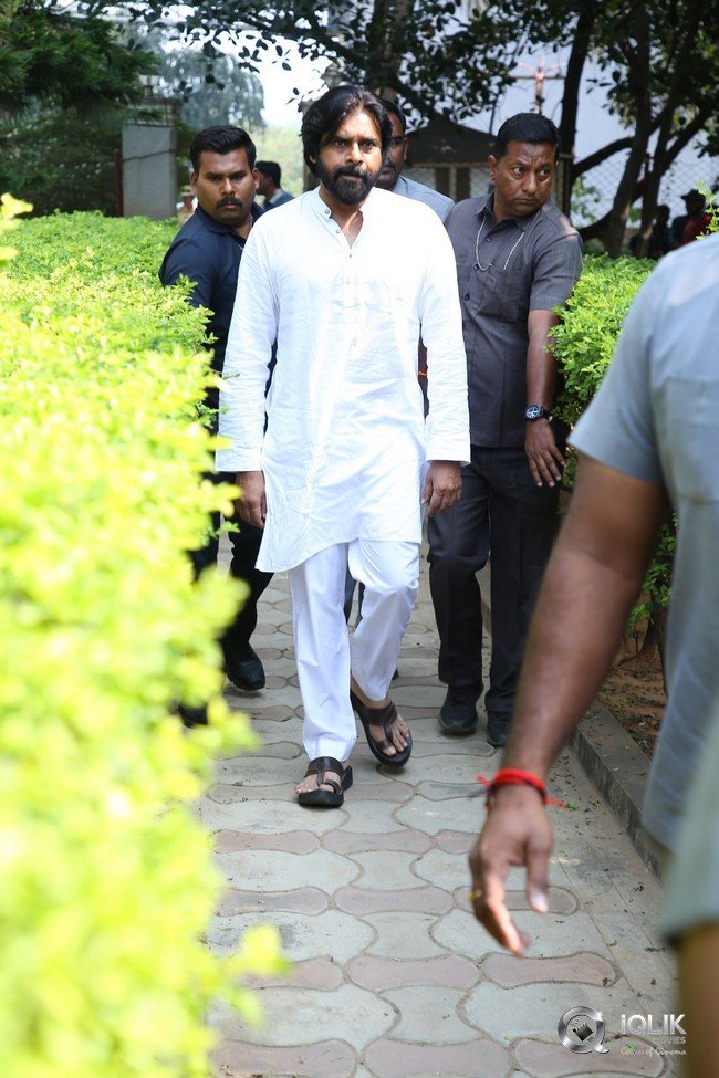 Celebrities-pay-homage-to-superstar-Krishna